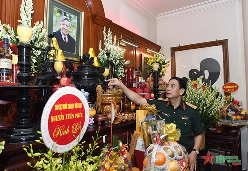 Đại tướng Phan Văn Giang dâng hương, tri ân các đồng chí nguyên lãnh đạo quân đội